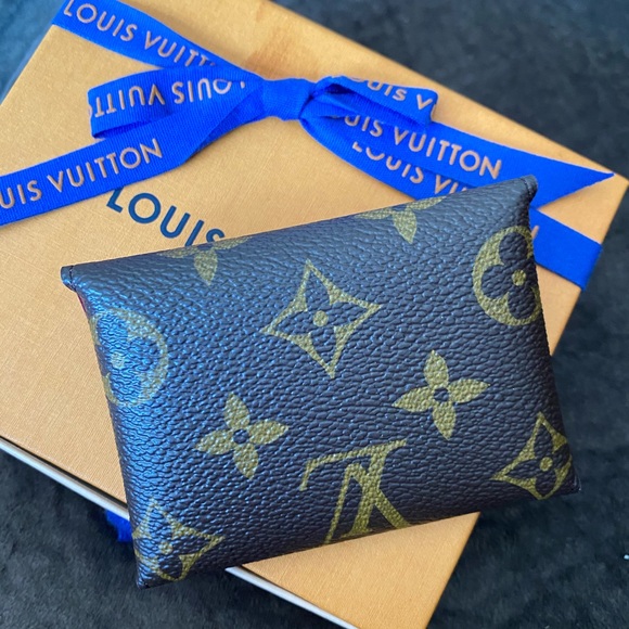 Louis Vuitton - Picture 2 of 7